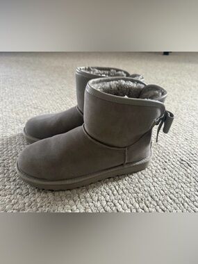 Cozy Uggs Short Shearling-Lined Boots in Taupe